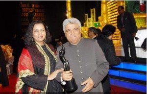 Javed Akhtar with wife Shabana Azmi after winning the Filmfare for Best Lyricist