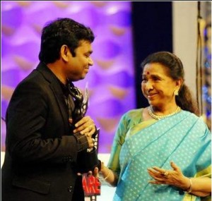 Rahman accepting the Filmfare for Best Music Director from Asha bhonsle